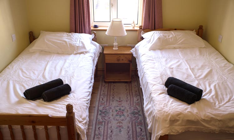 Cottage 41 twin bedroom